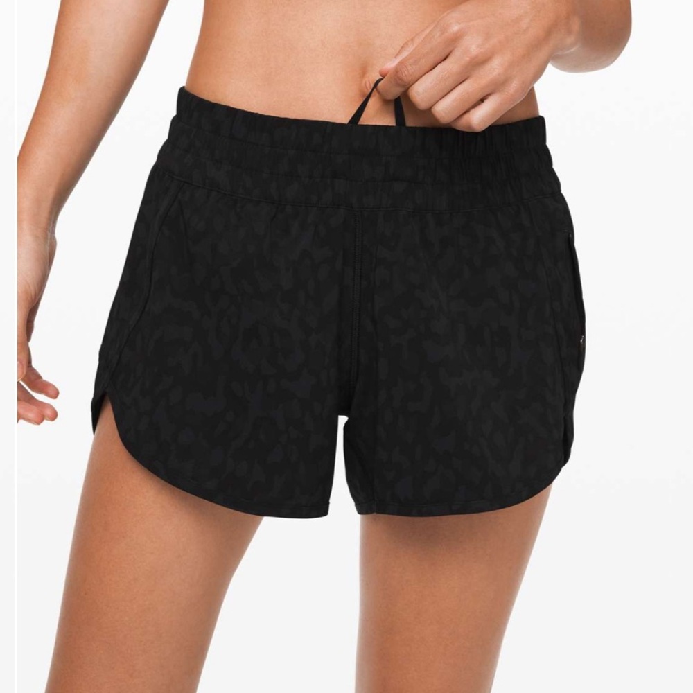 Lululemon Tracker Short V 4" - Size 6